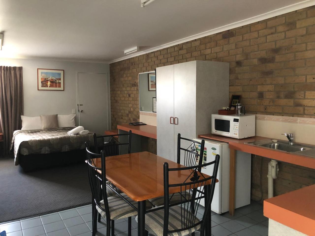 True Blue Motor Inn Рокхемптън Екстериор снимка