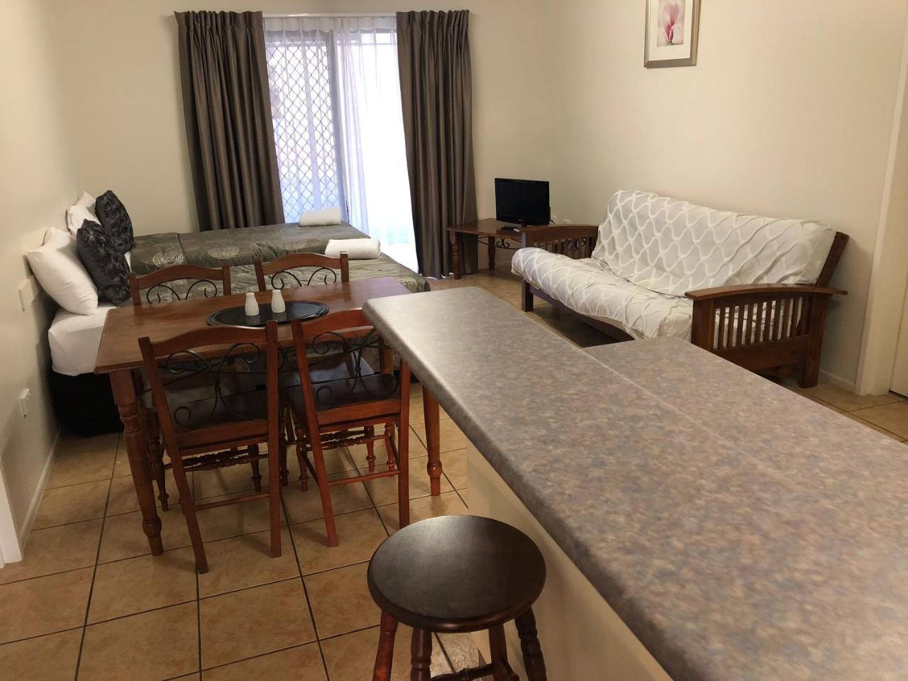 True Blue Motor Inn Рокхемптън Екстериор снимка