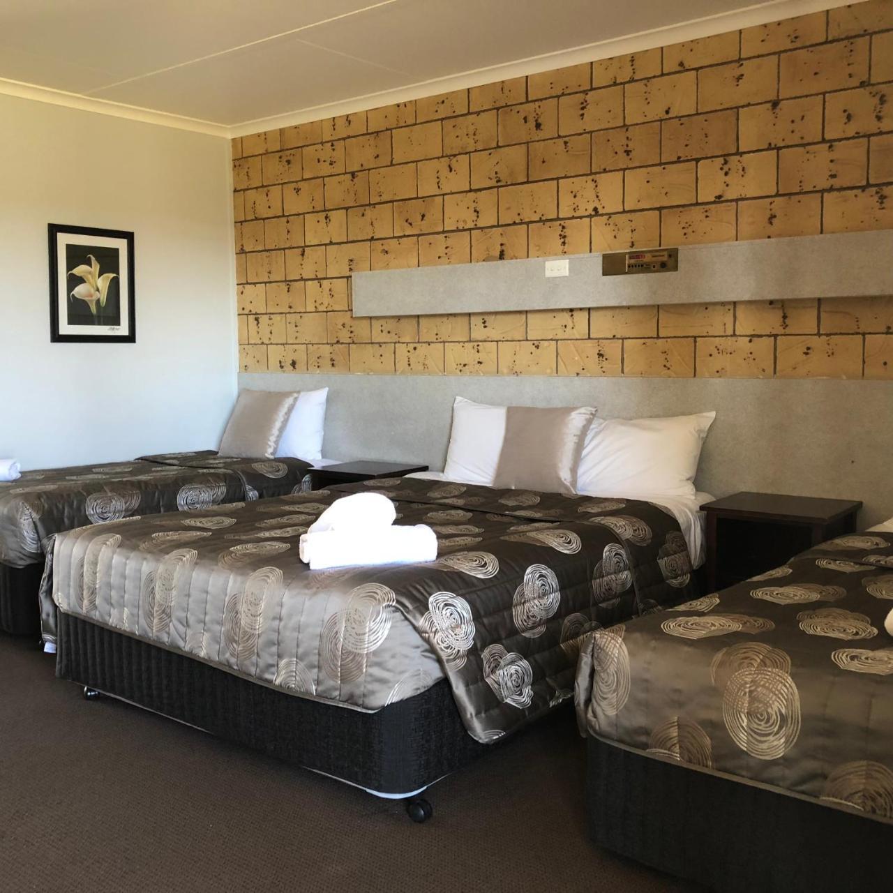 True Blue Motor Inn Рокхемптън Екстериор снимка