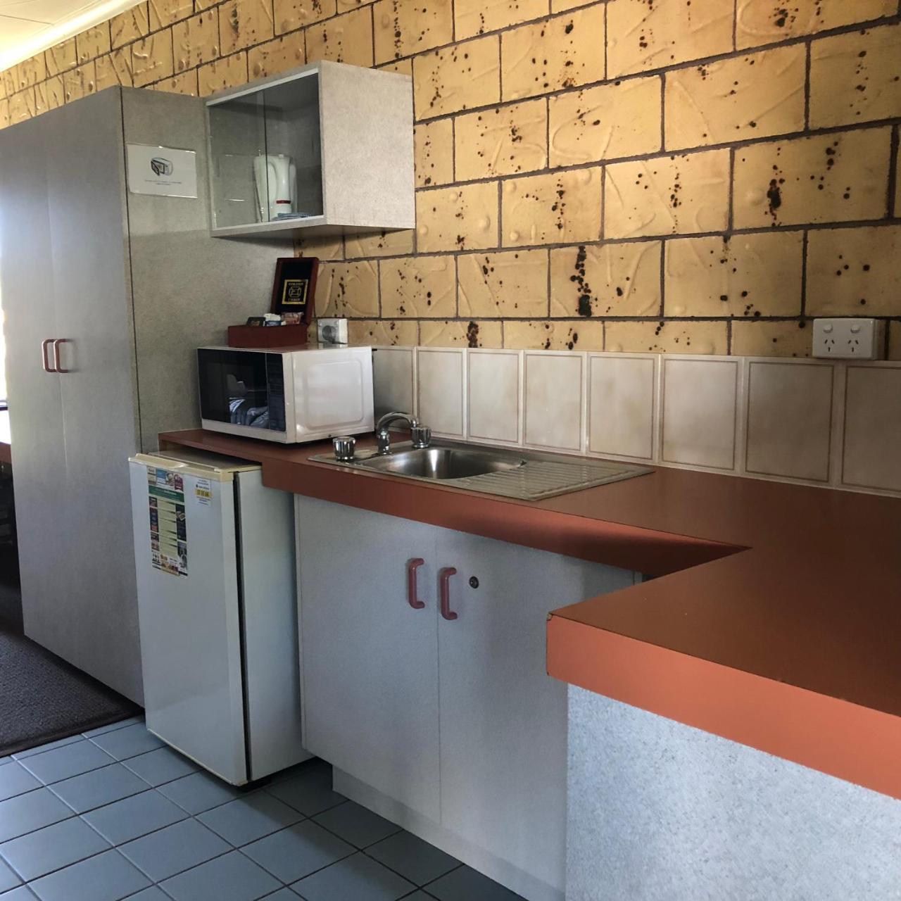 True Blue Motor Inn Рокхемптън Екстериор снимка