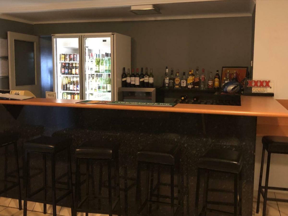 True Blue Motor Inn Рокхемптън Екстериор снимка
